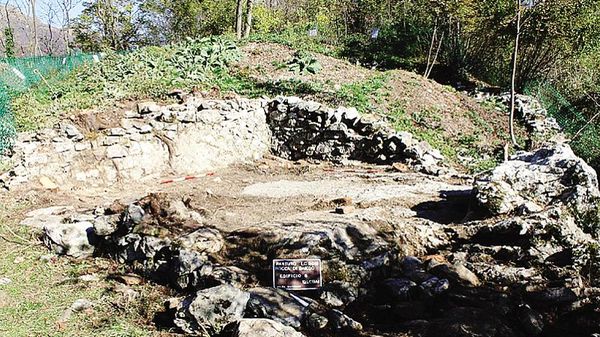La rocca medievale di Baiedo presa di mira dai ladri di tombe 
