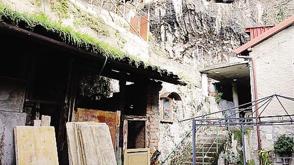 1Il giardino della casa a Malavedo dove sono cadute le scheggedi un masso  che si è staccato dalla parete