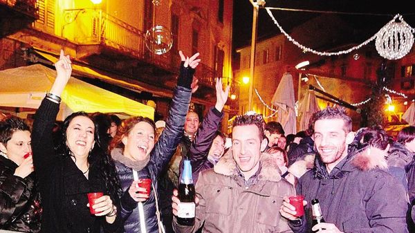 Il brindisi per il 2013 l’anno scorso in piazza XX Settembre