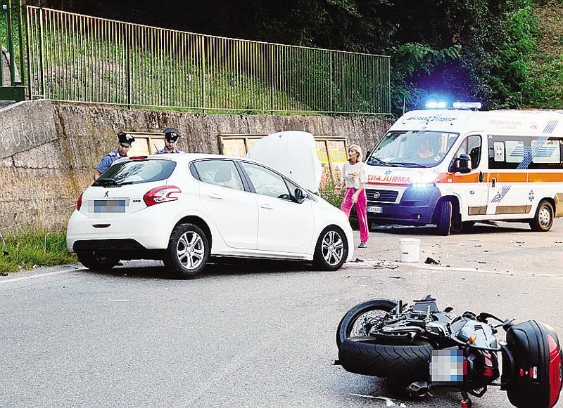La scena dell’incidente di ieri sera a Barzanò in via Primo Maggio La scena dell’incidente di ieri sera a Barzanò in via Primo Maggio