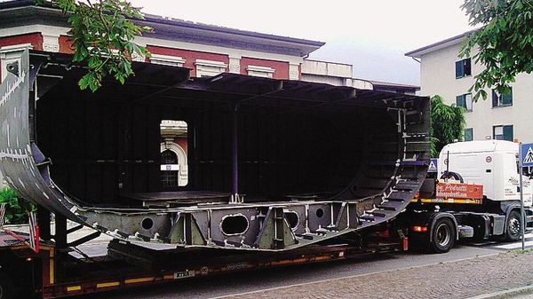 Il trasporto eccezionale che ha raggiunto Colico dopo aver bloccato la circolazione sulla Super