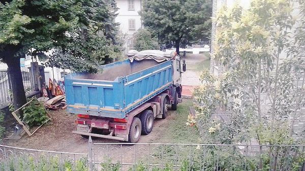 Mezzi pesanti al lavoro in centro