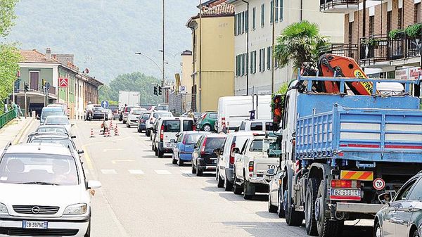 La frazione Porto di Malgrate in queste settimane stretta anche nella morsa del traffico