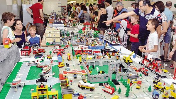 1Appassionati di tutte le età osservano e discutono accanto a uno dei 113 stand della festa del Lego