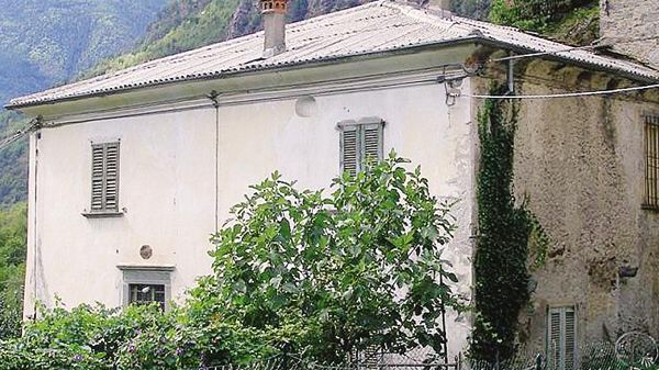 La casa del prete a Vernuga, che la parrocchia di Grosio vorrebbe vendere per sistemare l’oratorio 