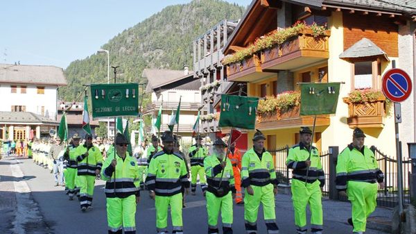 La sfilata lungo le strade del paese