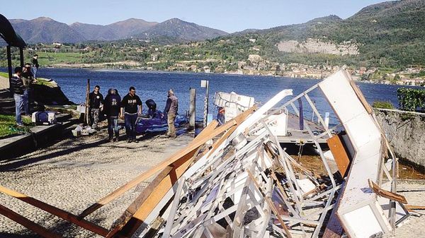 Ecco cosa resta del battello “Vago Eupili” attraccato sul lago di Pusiano a Bosisio Parini