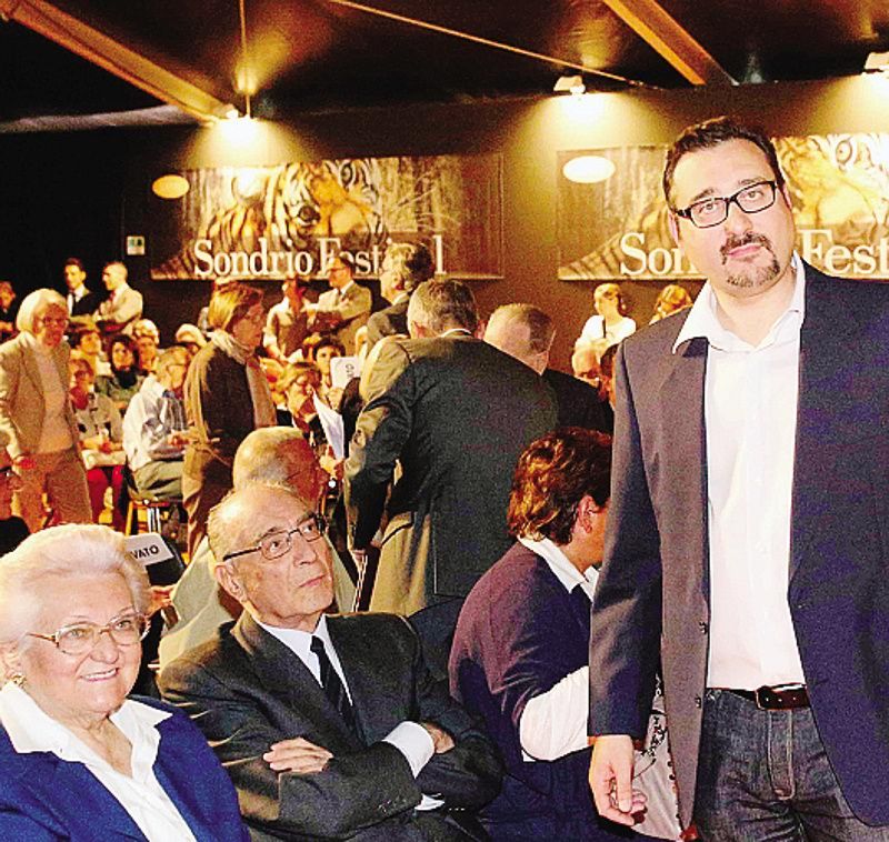 A destra, in piedi, il regista Alessandro Melazzini con i genitori