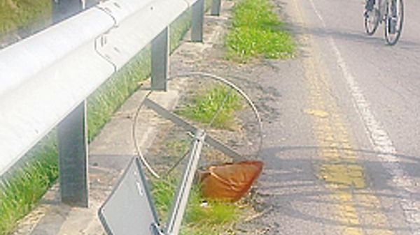 Un cartello abbattuto