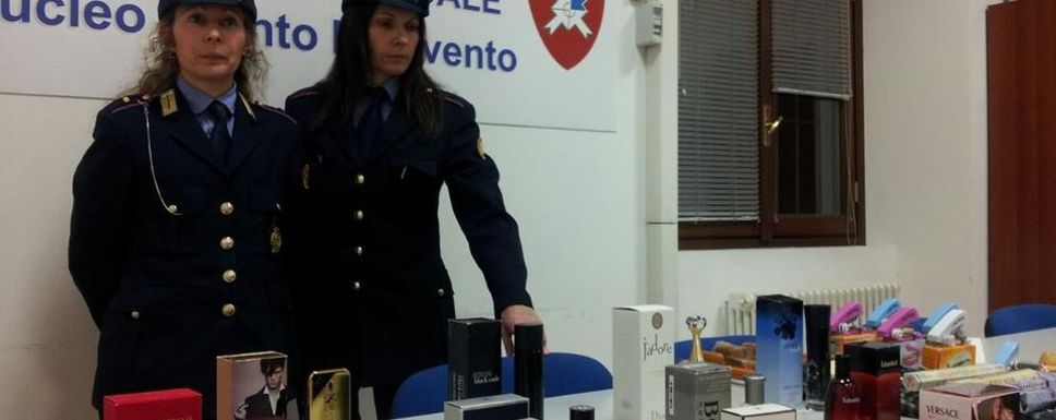 I profumi sequestati ieri mattina al mercato dagli agenti della Polizia locale I profumi sequestati ieri mattina al mercato dagli agenti della Polizia locale
