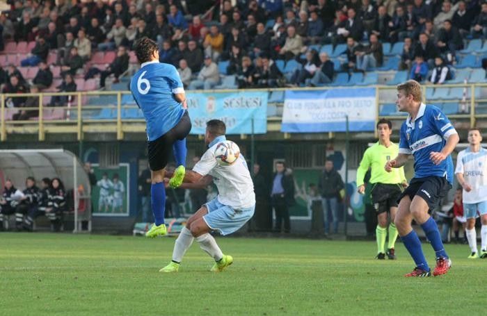 Il fallo di Ferri su Della Cristina sanzionato con il calcio di rigore per il Sondrio Il fallo di Ferri su Della Cristina sanzionato con il calcio di rigore per il Sondrio