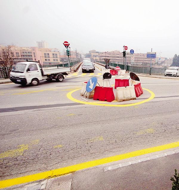 La nuova rotondina di Malgrate va di pari passo anche con le sbarre sul ponte Vecchio<span xml:space=
