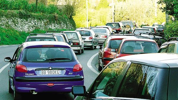 Auto in coda a Pusiano
