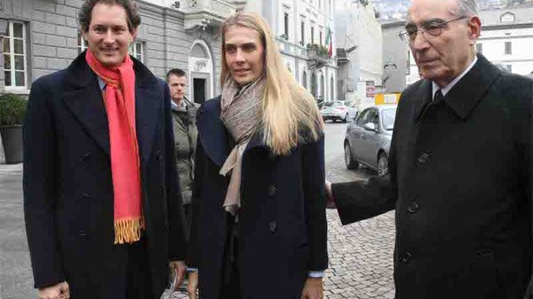 John Elkann con la moglie Lavinia Borromeo e il presidente della Bps Piero Melazzini