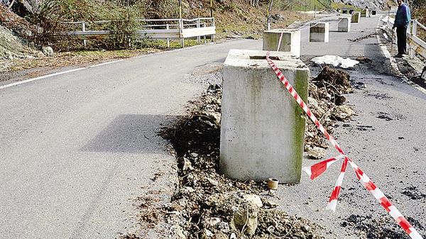 1 e 2 Due immagini eloquenti delle condizioni della strada che collega Moggio con la Culmine di San Pietro e quindi con la Val Taleggio. Sulla  strada è stato inizialmente applicato il senso unico alternato lungo il tratto più martoriato. Si è poi deciso per la chiusura definitiva: troppo pericolosa.