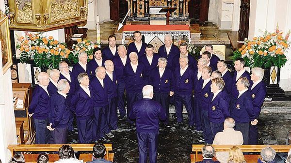 Il coro Delphum, indicato con la freccia Marco Cariboni che cantava nel gruppo derviese dal 2007