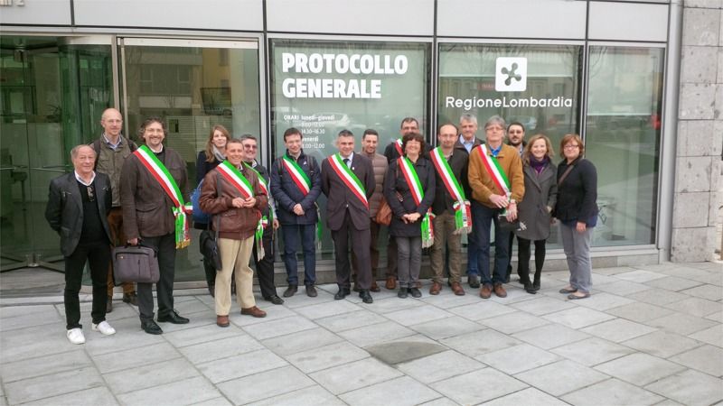 I sindaci sotto il Palazzo Lombardia