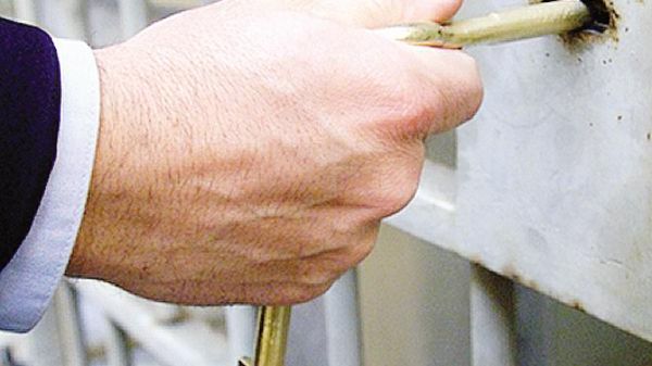 L’uomo ora è associato alle carceri di via Caimi