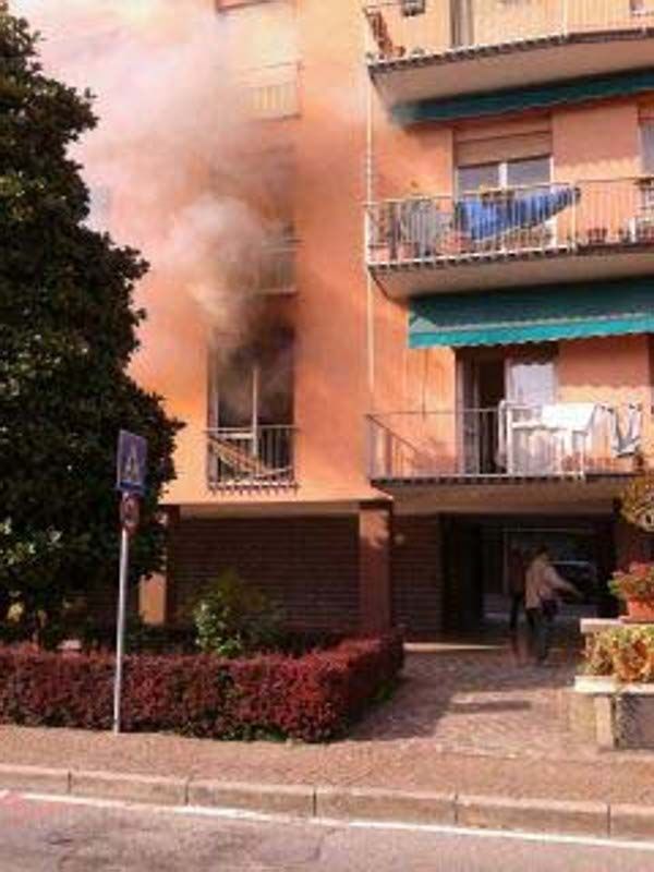 ROVAGNATE - L'incendio sviluppatosi nell'appartamento al primo piano della palazzina al civico 47 di via Brusadelli ROVAGNATE - L'incendio sviluppatosi nell'appartamento al primo piano della palazzina al civico 47 di via Brusadelli