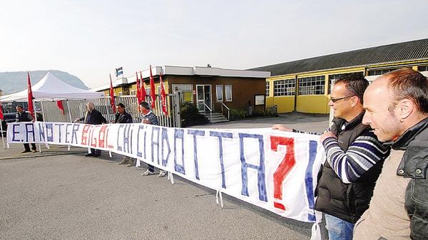 Uno dei presidi organizzati da sindacati e lavoratori in queste settimane alle Trafilerie Brambilla di Calolziocorte I lavoratori delle trafilerie alla sede dell’Unione  industriali di Lecco