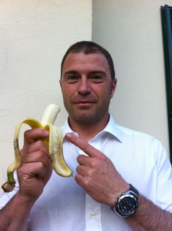 L'assessore regionale allo sport e campione olimpionico, Antonio Rossi, con la banana antirazzista L'assessore regionale allo sport e campione olimpionico, Antonio Rossi, con la banana antirazzista