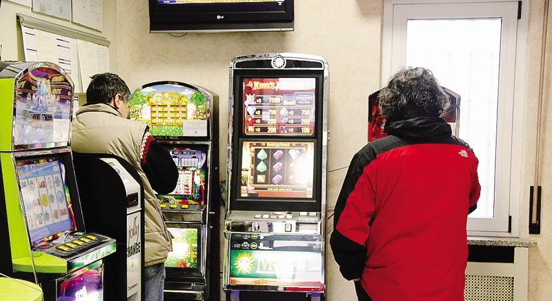 Slot machine in un bar: ormai sono ovunque e solo in alcuni Comuni, come Mandello, viene applicata la legge regionale Slot machine in un bar: ormai sono ovunque e solo in alcuni Comuni, come Mandello, viene applicata la legge regionale