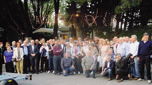 Foto di gruppo per i partecipanti al raduno