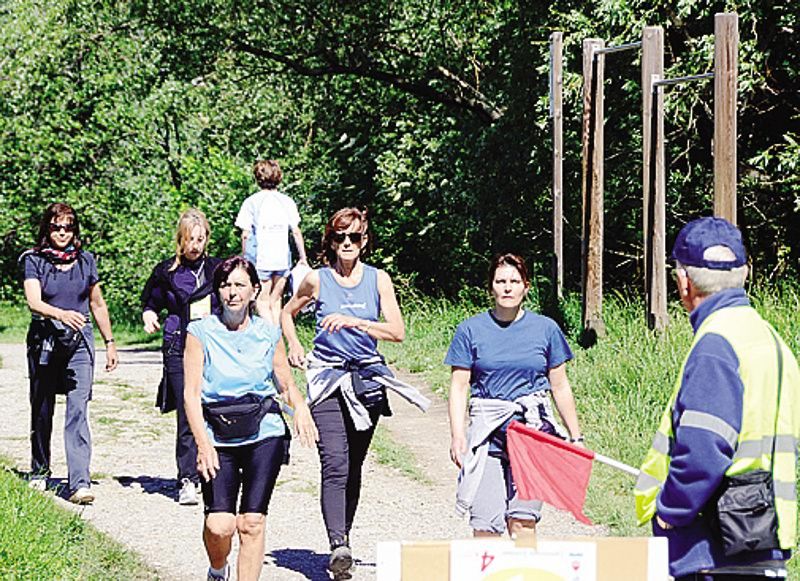 Una fase della Camminata solidale che ha coinvolto le comunità di Olginate e Valgreghentino nell’organizzazione