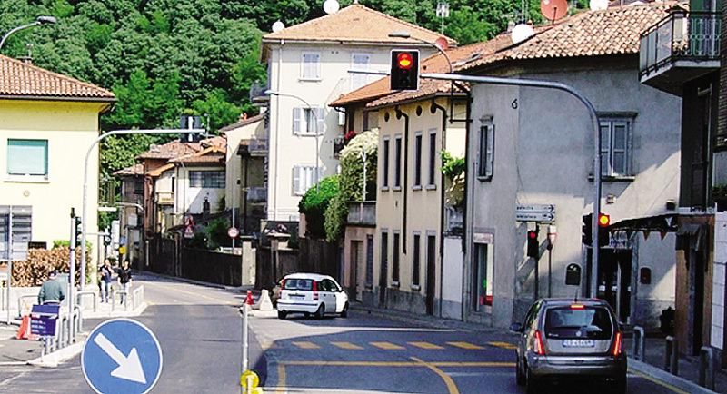 L’incrocio di Vercurago sulla Lecco-Bergamo regolato ora da un semaforo “intelligente”. Ma  non basta