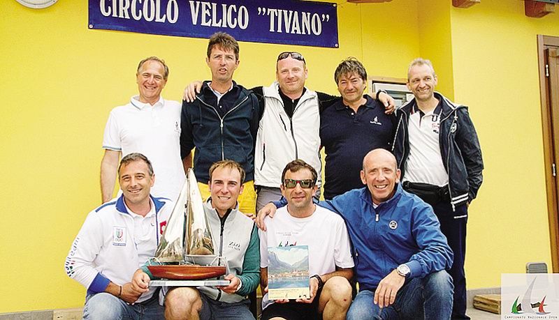 Il team di Mollicona che ha vinto il tricolore di vela classe J24 disputato a Parè di Valmadrera<span xml:space=