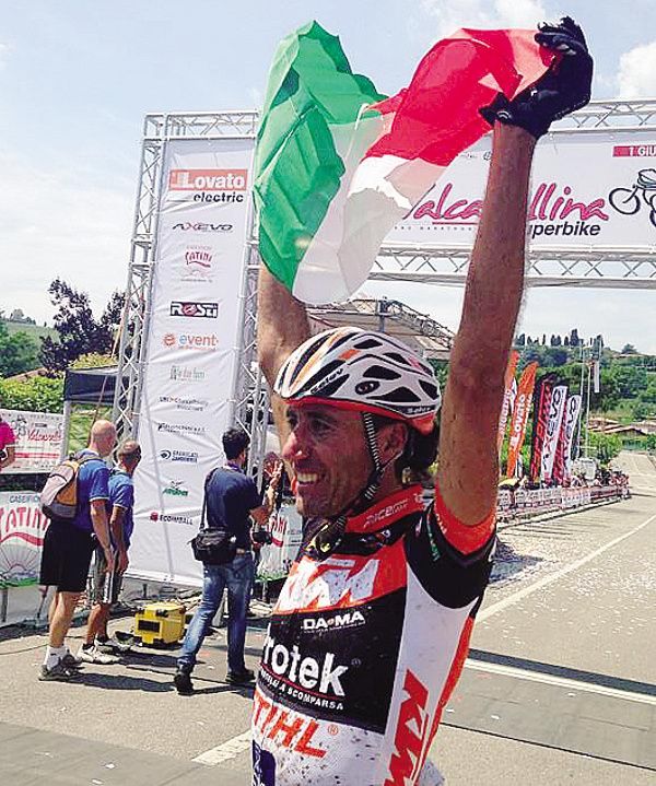 Simone Colombo subito dopo l’arrivo vittorioso a Grumello del Monte<span xml:space=
