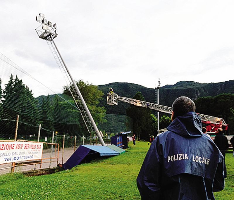 Frana il campo di calcio, in bilico l’impianto di illuminazione <span xml:space=