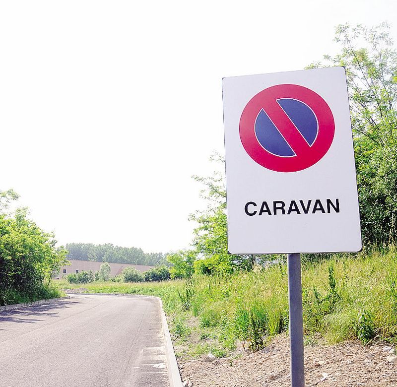 Divieto di sosta per camper e caravan: meglio un cartello che essere presi a sassate Divieto di sosta per camper e caravan: meglio un cartello che essere presi a sassate
