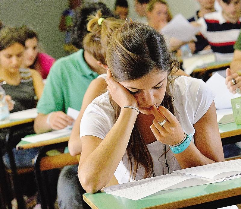 Studenti alle prese con la prima prova di italiano in un istituto cittadino<span xml:space=