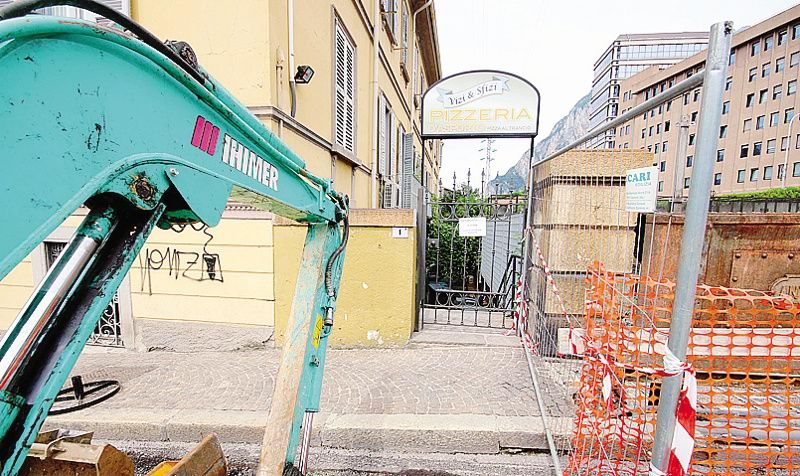 L’ingresso della pizzeria “Vizi e sfizi” inaccessibile per le transenne <span xml:space=