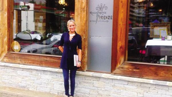 Debora Mascherpa davanti al ristorante Firenze di Aprica dove tre giovani hanno mangiato a sbafo