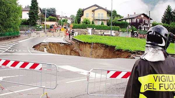 La voragine che si è aperta sulla strada provinciale 64, in territorio di Cremeno 