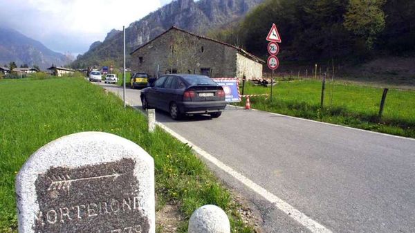 BALLABIO - La Provinciale 63 è rimasta chiusa stamttina per una piccola frana