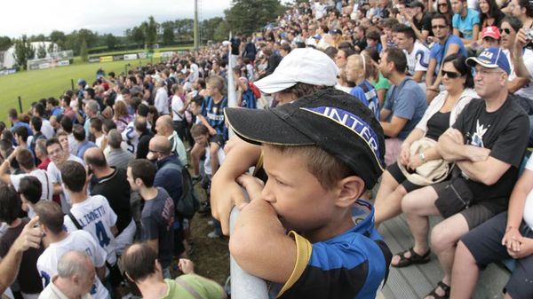 Tifosi alla Pinetina di Appiano Gentile, quartier generale dell’Inter