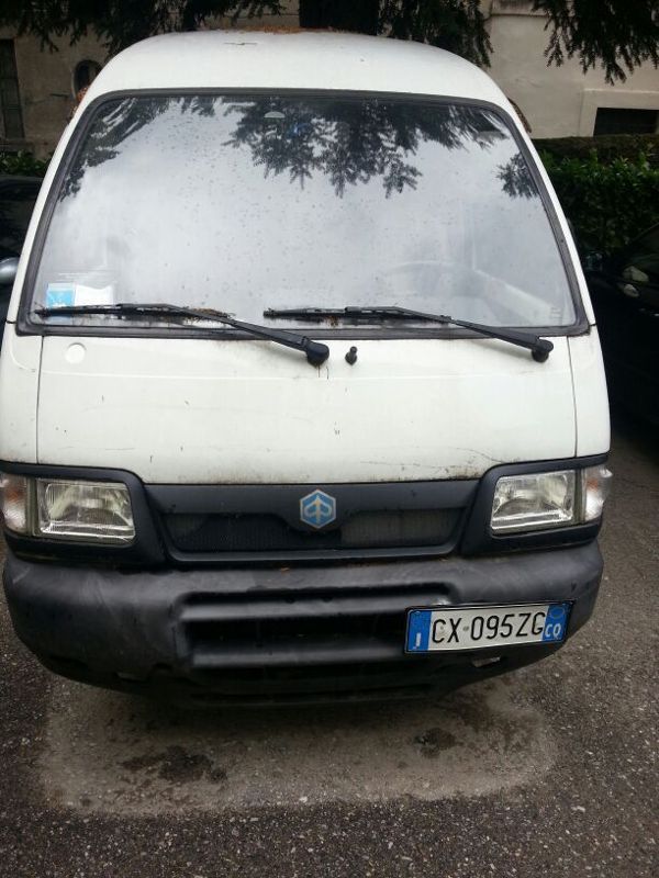 Il furgone abbandonato in divieto