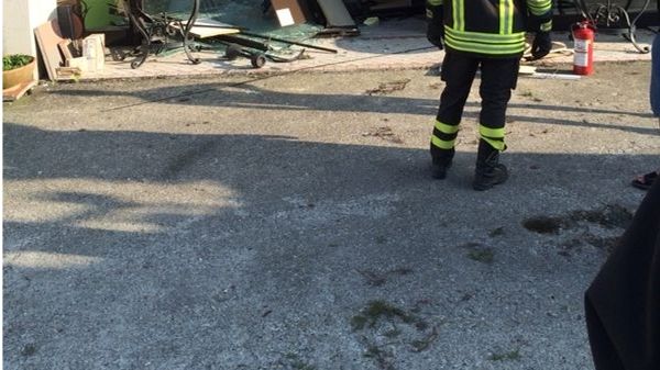 Albavilla- Con l’auto sfondano la vetrina