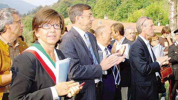 In primo piano, il sindaco Marisa Fondra