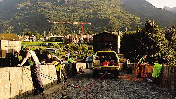I volontari di Protezione civile e Soccorso alpino si sono calati dalle due sponde del ponte per ripulire le facciate dalle erbacceVisibile l’avanzata dell’erba sui lati del ponteIeri il ponte è stato chiuso al transito dal tardo pomeriggio fino a sera inoltrata