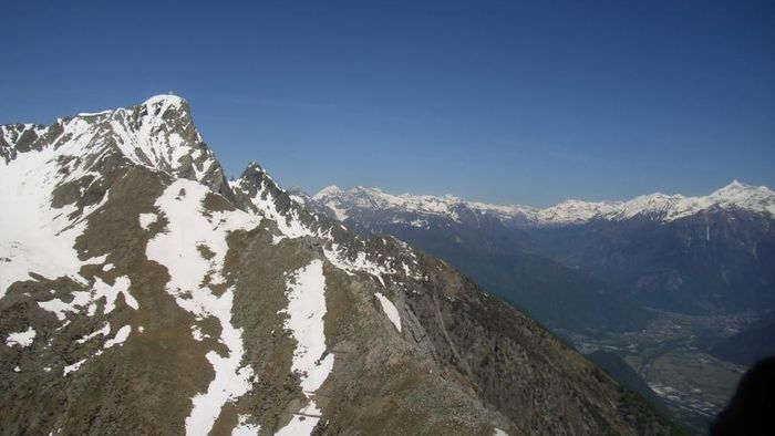 Scivola sul ghiaccio e precipita in un canale. Un volo di 100 metri ...