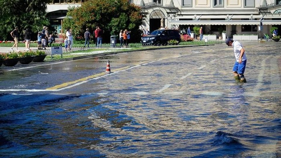 Como lago esondato in piazza Cavour,