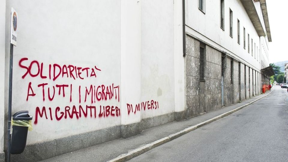 Como via Sirtori imbrattata con scritte a favore dei migranti