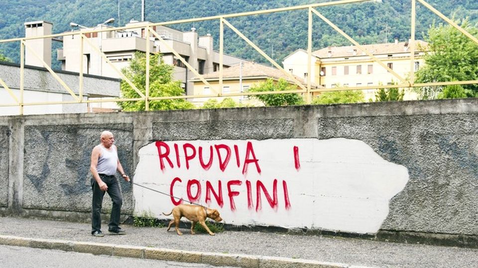 Como via Sirtori imbrattata con scritte a favore dei migranti