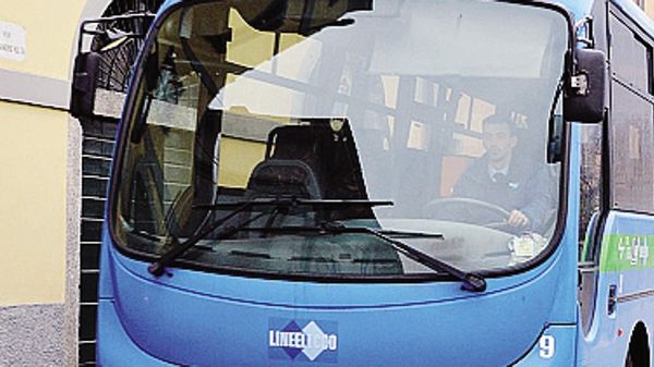 Attimi di paura ieri per un uomo che ha preso d’assalto un bus