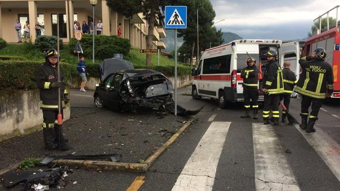 Scontro tra furgone e auto Madre e figlio in ospedale - Cronaca