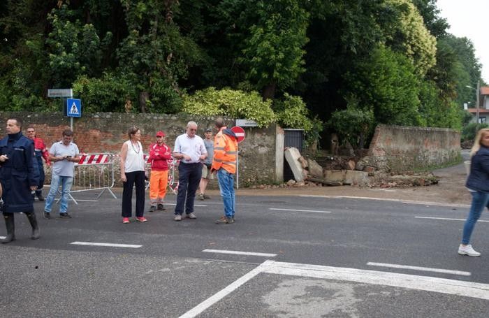 Un muro crollato a Lomazzo  nellal foto di Alessandro Porro